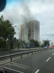 Rauchentwicklung auf der Rückseite des Gebäudes