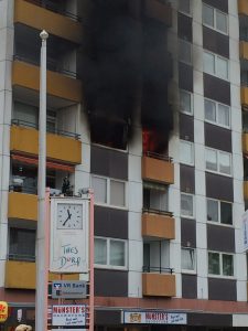 Starke Rauchentwicklung aus der Wohnung im 3. OG
