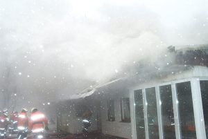 Die Rauchentwicklung war durch das verbrennende Unterdach aus Teerpappe enorm