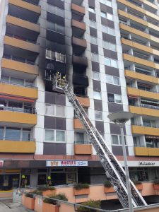 Im Rahmen der Nachlöscharbeiten wird die Fassade kontrolliert