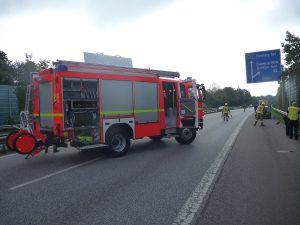 HLF 10/44-1 sperrt die A23 für die Aufräumungsarbeiten