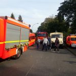 Besucher bahnen sich ihren Weg zwischen den Einsatzfahrzeugen