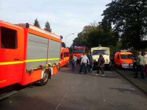 Besucher bahnen sich ihren Weg zwischen den Einsatzfahrzeugen
