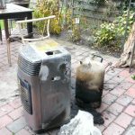 Gasheizung und Gasflasche mit starken Brandspuren