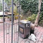 Der Stoff hängt in Fetzen, bei Tageslicht.