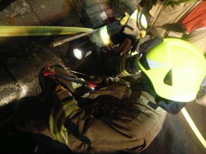 Feuerwehr als Klempner, beim gescheiterten Versuch die Wasserleitung abzudichten
