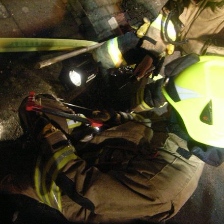 Feuerwehr als Klempner, beim gescheiterten Versuch die Wasserleitung abzudichten