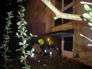 Rauch zieht aus einem Treppenhaus