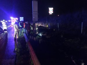 Verunfallte Pkw hinter der Leitplanke