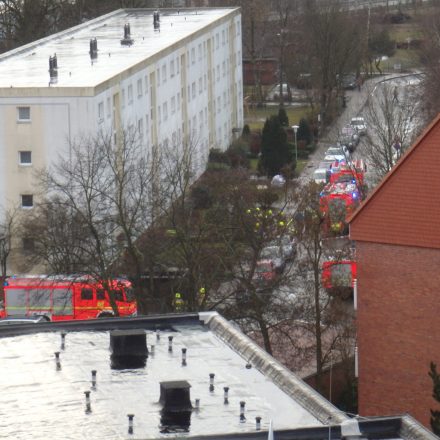 Übersicht über die Einsatzstelle, das eigentliche Feuer ist bereits gelöscht