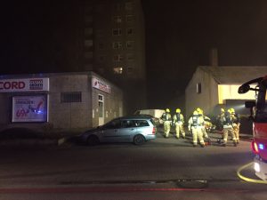Dichter Qualm dringt aus der Garagenzufahrt