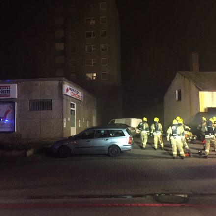 Dichter Qualm dringt aus der Garagenzufahrt