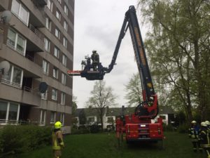 Der aufgerüstete Teleskopmast auf dem Weg zum 5. Stock