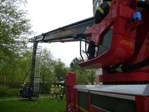 Der Telekopmast wird für die Rettungvorbereitet