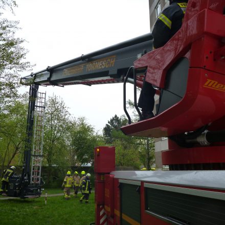 Der Telekopmast wird für die Rettungvorbereitet