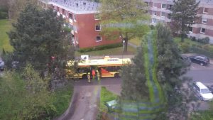 Der Großraumrettungswagen steht für den Transport bereit