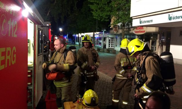 Feuer auf Dachboden vom Hochhaus