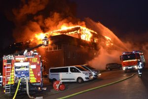 Beim Eintreffen der Pinneberger Kräfte stand der Dachstuhl im Vollbrand