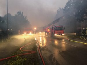 Niederschlagender Rauch erschwerte die Brandbekämpfung