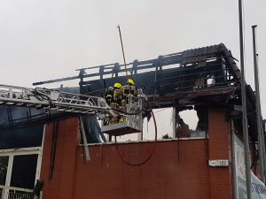 Mittels Einreißhaken wurden lose Teile des Dachs entfernt um die Gefahr herunter stürzender Teile zu verringern