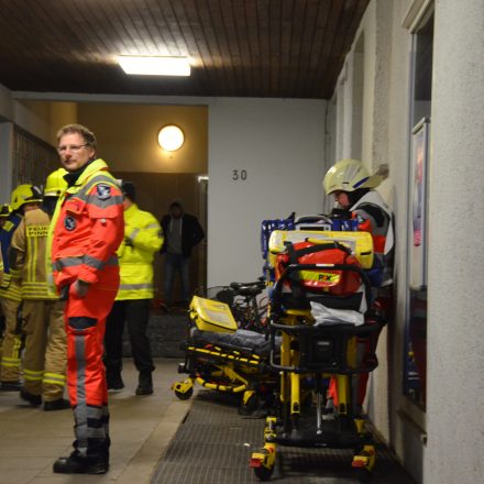 Rettungsdienst und Feuerwehr am Haupteingang