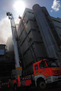 Brandbekämpfung mit Hubrettungsgeräten