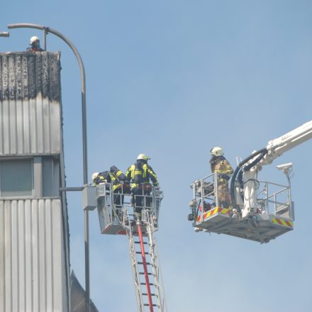 Mit den Drehleitern kann die Dachkante nicht erreicht werden