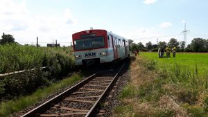 Der Zug der AKN ist aus den Gleisen gesprungen