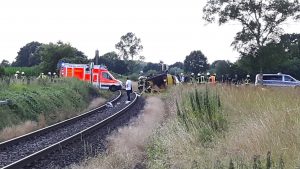 Der verunfallte Posttransporter liegt neben dem Gleis