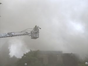 Löschangriff unter Atemschutz aus dem Korb der Drehleiter
