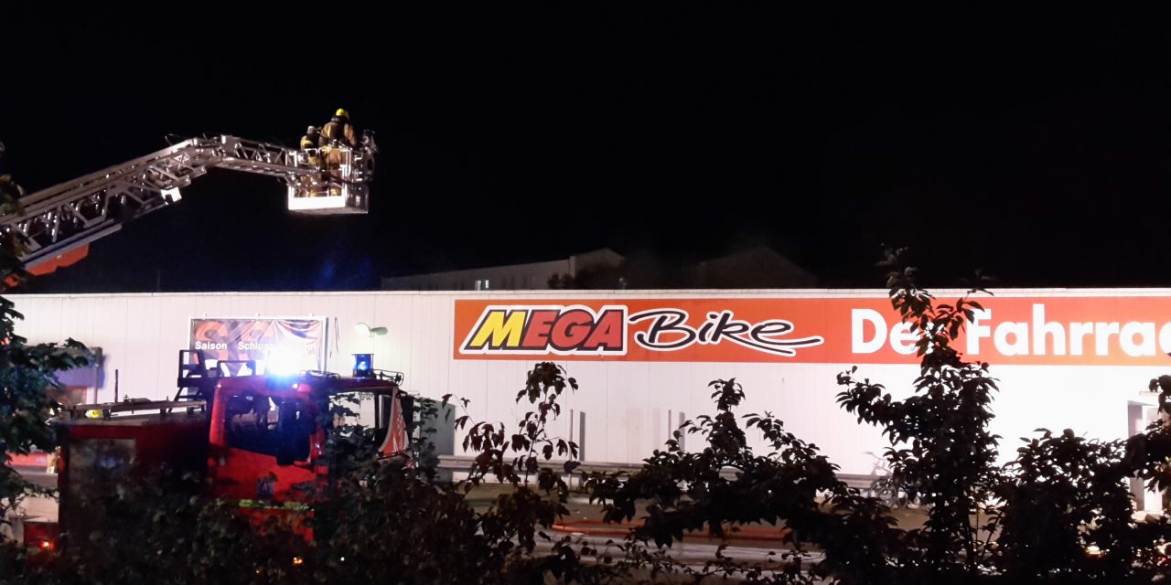 Feuer in Gewerbehalle