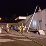 Brandbekämpfung über die Gebäuderückseite auf das Dach