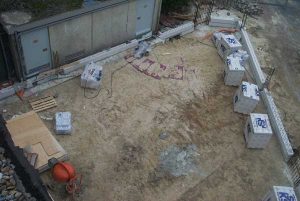 Das Fundament ist fertig, die Außenwände werden gemauert ( 28.08.05 )