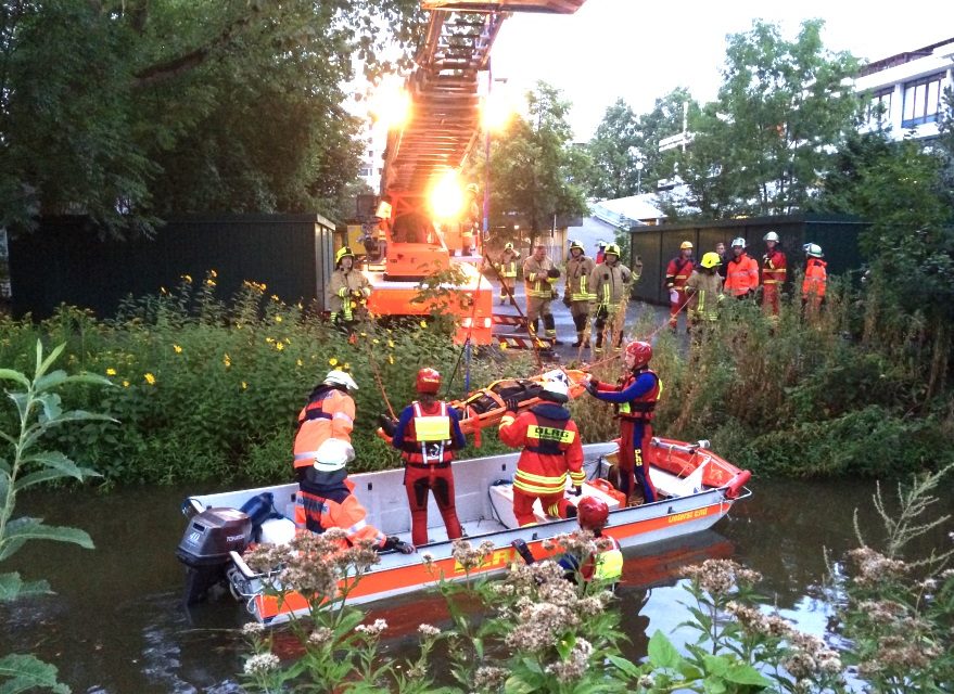 Gemeinsame Übung von DLRG und Feuerwehr Pinneberg