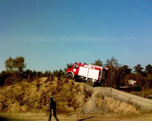 Im Standgas zog der Unimog den Hügel hinauf