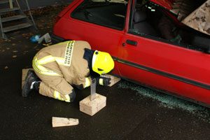 Stabilisieren des Fahrzeuges mit Holzkeilsystem