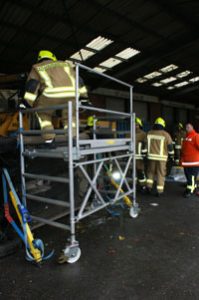 Von der Rettungsbühne wurde der Fahrer betreut und gesichert