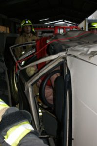 Mit einem B-Schlauch wurde der Fahrer im Gurt entlastet und auf das Rettungsbrett gelegt