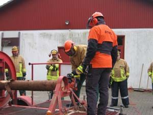 Schnitttechniken werden unter Aufsicht geübt