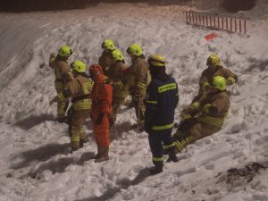 Unsere menschlichen Seilwinden halten den Kontakt zu allen Einsatzkräften und Einsatzmitteln, die auf das Eis gehen. Ohne eine Absicherung durch Kameraden an Land wird keine Rettung eingeleitet