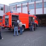 Viele neugierige Finger "erfühlen" das Fahrzeug