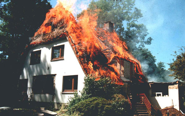 Reetdachhausbrand in Waldenau