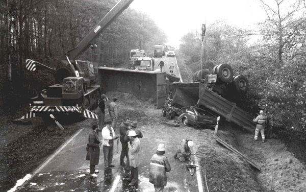 Verkehrsunfall mit einem Kieslaster