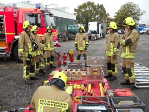 Vorbesprechung und Aufbau des Geräteablageplatzes - Für die technische Rettung bei einem Unfall mit einem Lkw wird wesentliche mehr und größeres Gerät benötigt.