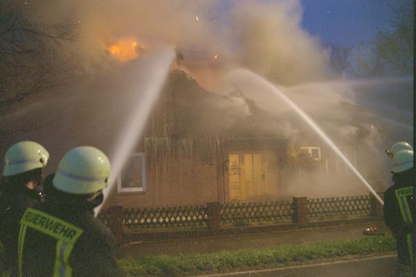 Reetdachhaus in Flammen