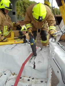 Wo keine Angreifpunkte für die hydraulischen Rettungsgeräte gegeben ist, kann die Säbelsäge weiterhelfen.