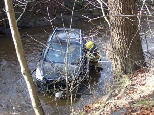 Der Fahrer wird während der Vorbereitung zur Rettung immer betreut.