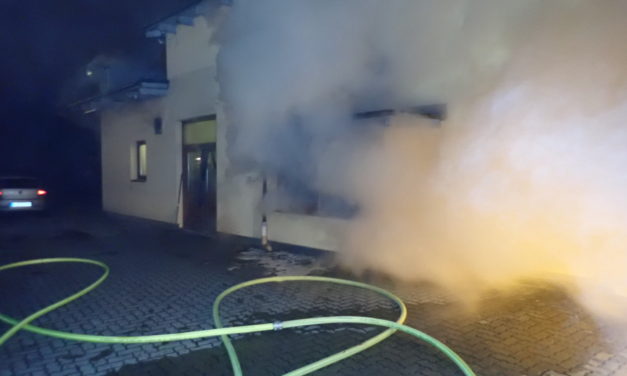 Feuer in Wohn- und Geschäftshaus