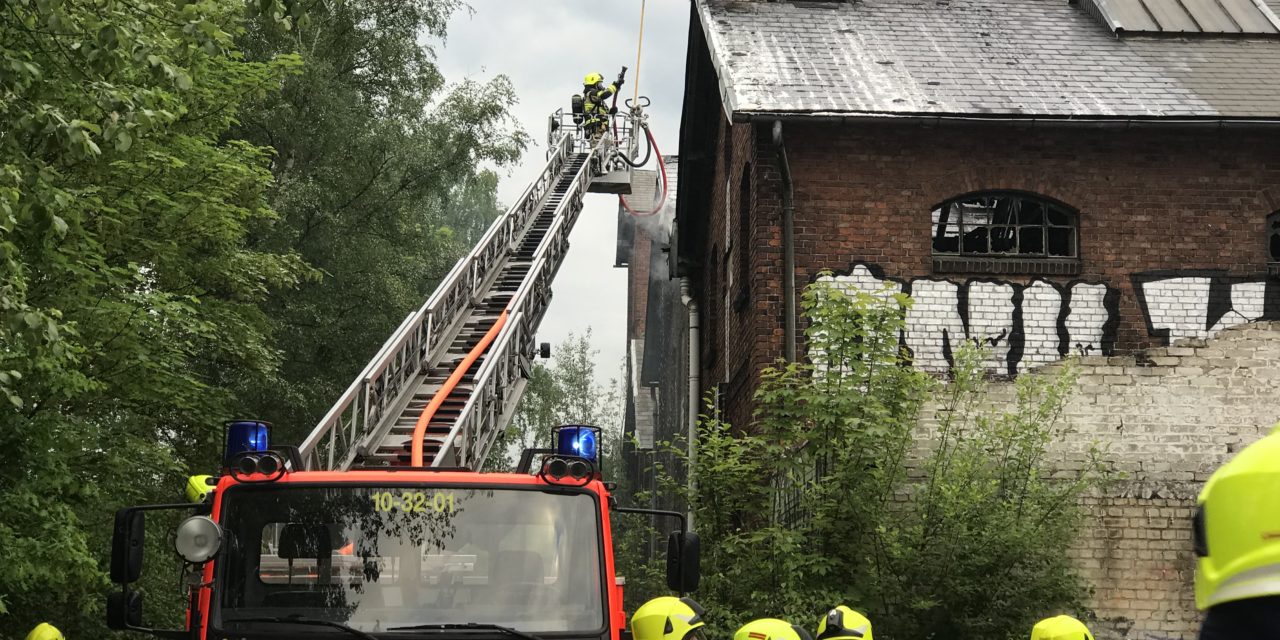 Feuer im Dach einer Lagerhalle