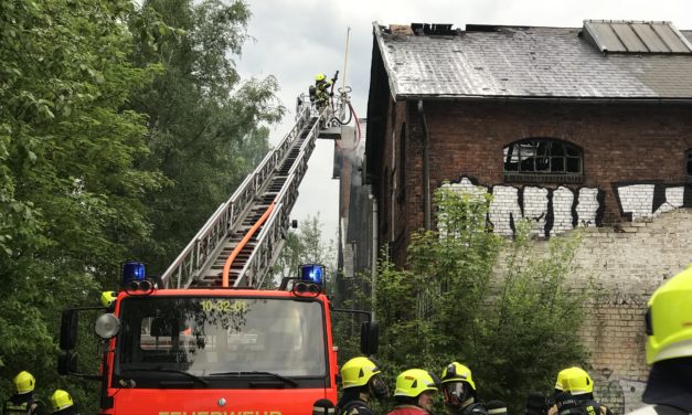 Feuer im Dach einer Lagerhalle